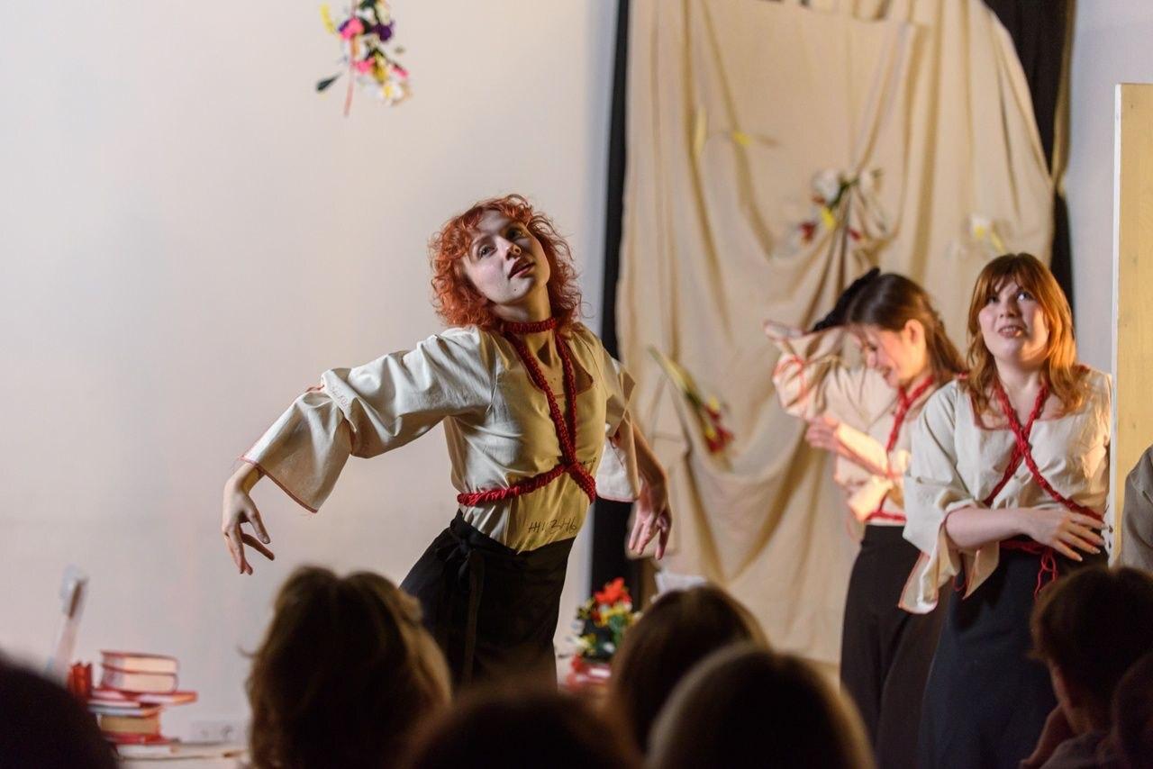 Изображение позиции: Театральный перформанс «Татьяны».
В рамках выставки «ЕВГЕНИЙ ОНЕГИН. ЭНЦИКЛОПЕДИЯ»